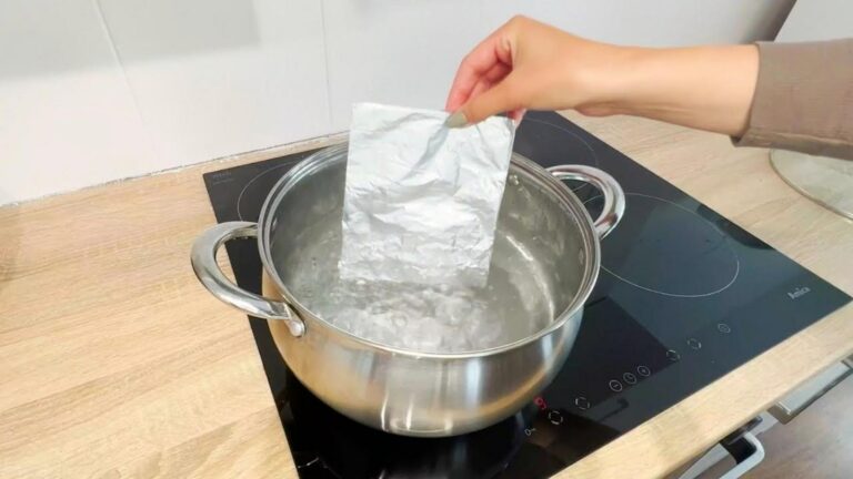 Dieser einfache Trick mit Alufolie verwandelt deine Besteckstücke schon nach wenigen Minuten…