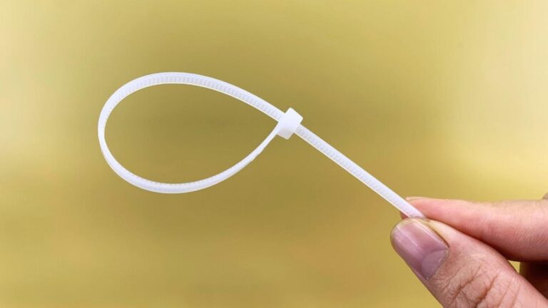 Diese simple Technik verwandelt Kabelbinder in geniale Helfer für jeden Haushalt…