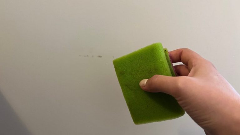 So entfernen Sie schwarze Streifen von Wänden schnell und natürlich