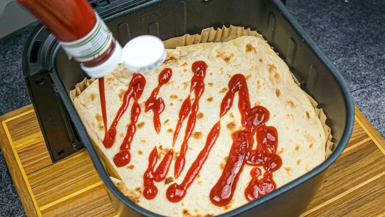 5 Schritte zur perfekten Pizza mit Tortilla und Salami aus der Heißluftfritteuse!
