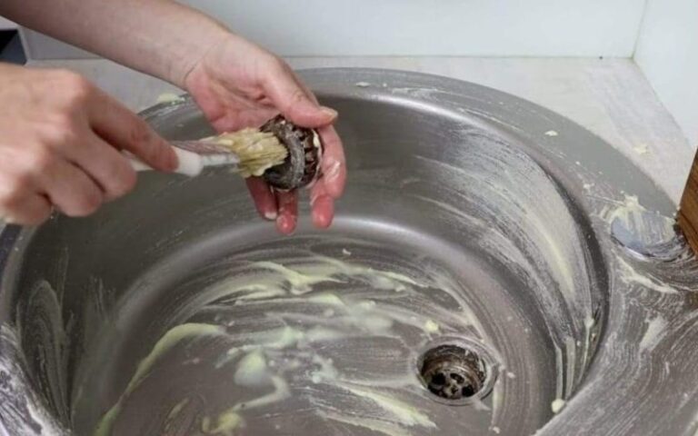 Waschbecken: Mit nur zwei Zutaten reinigen und wieder zum Glänzen bringen!
